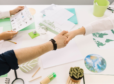 Collaborateurs engagés dans la SERD entreprise pour réduire les déchets et améliorer la QVCT